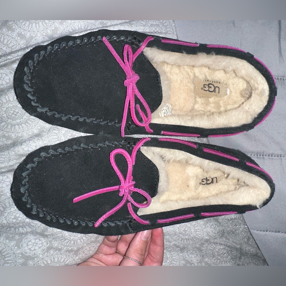 UGG dakota black mocassins with pink strings